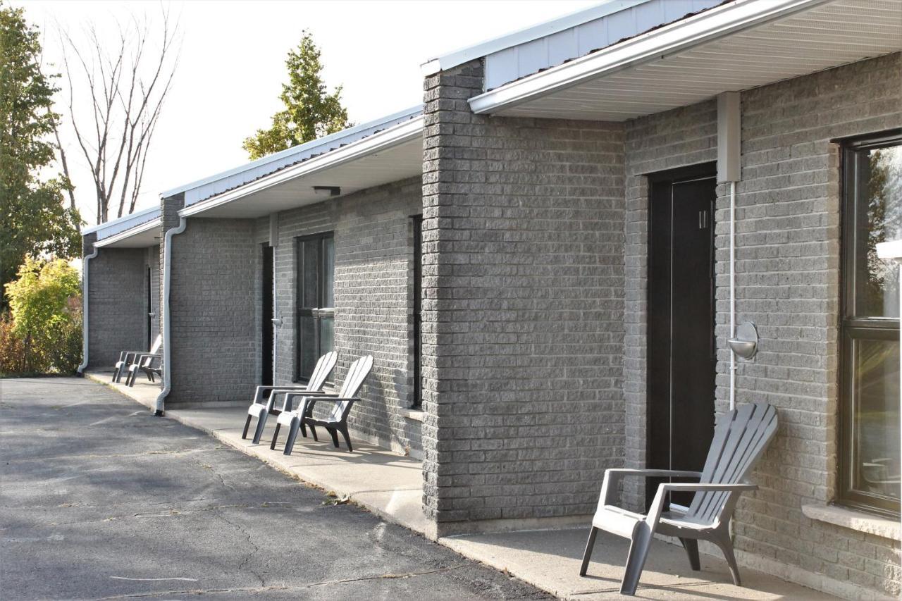 Motel Du Canton Valcourt Exterior photo